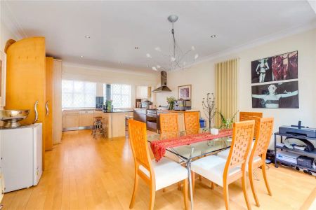 5 bedroom house in London - Photo 3