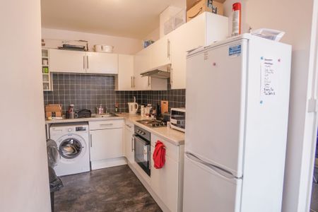 3 Bedroom Flat To Rent in Lansdowne - £1,350 pcm Tenancy Info - Photo 4