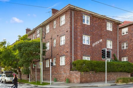 Art Deco Elegance Reinvented - A Stylish Village Sanctuary - Photo 5