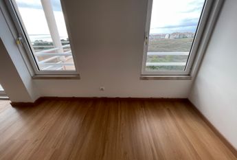 Apartamento T3 com estacionamento e vista de mar em Santo Amaro de Oeiras