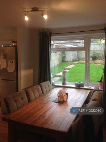 3 bedroom semi-detached house to rent - Photo 5