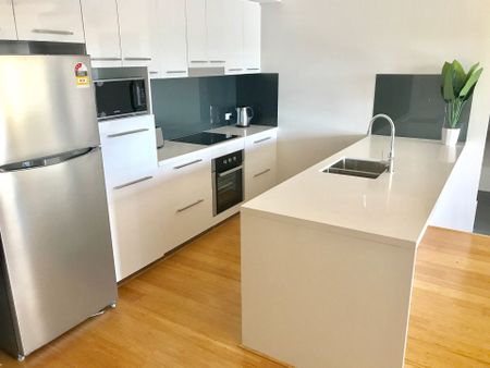 Great Location 2 Bedroom Apartment!!! @$830 Per Week - Photo 2