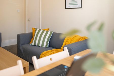 1 bedroom in a house share to rent - Photo 2