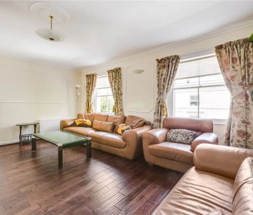 3 bedroom flat in London - Photo 2