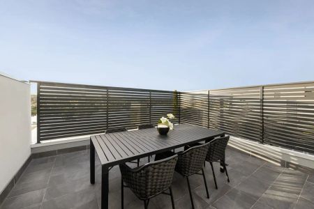 “Sophisticated Riverside Luxury in a Prime Location” - Photo 2