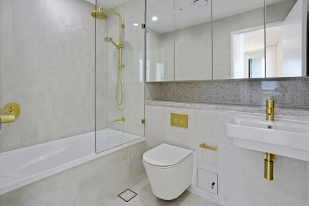 Elevated Executive Living: New Apartment with Spectacular Castle Hill Outlook - Photo 4