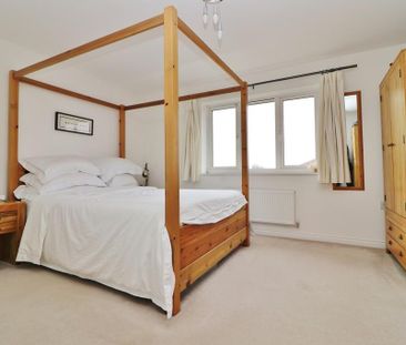 4 bedroom end of terrace house to rent - Photo 2