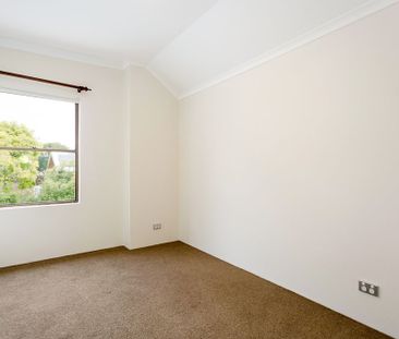 Beautifully Renovated Three Bedroom Townhouse - Photo 1