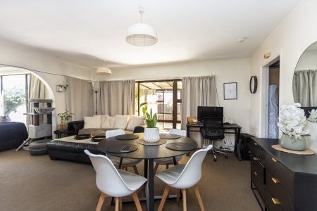 Spacious Living - Photo 2