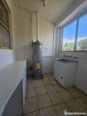 Charming Family Home in the heart of Melton! - Photo 2