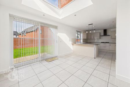 5 bedroom detached house to rent - Photo 2