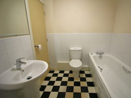 Flat to rent on - Photo 2