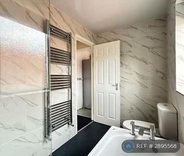 3 bedroom flat to rent - Photo 6