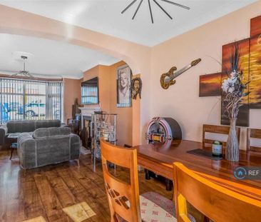 4 bedroom semi-detached house to rent - Photo 3