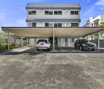 Top floor beachfront apartment, elevated ocean outlook. - Photo 5