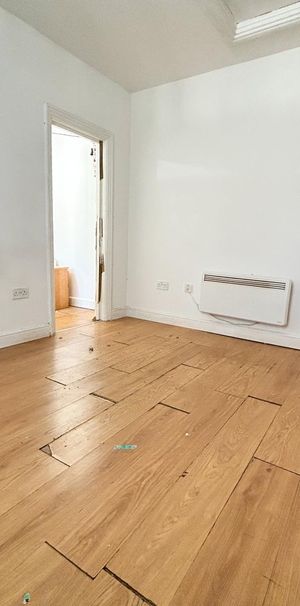 Studio Flat To Let - HP12 - Photo 1