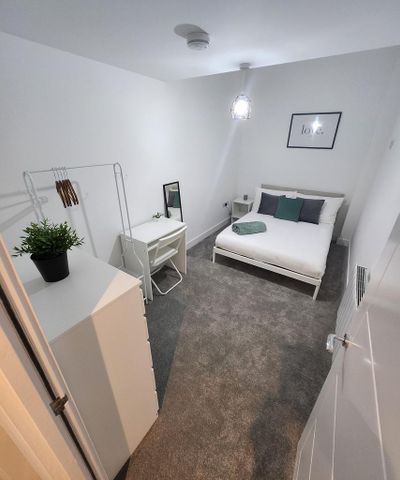 3 bedroom flat to rent - Photo 4