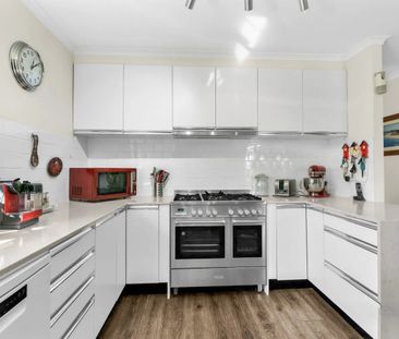 Spacious 3-Bedroom Home with parking behind electric gate - Photo 6