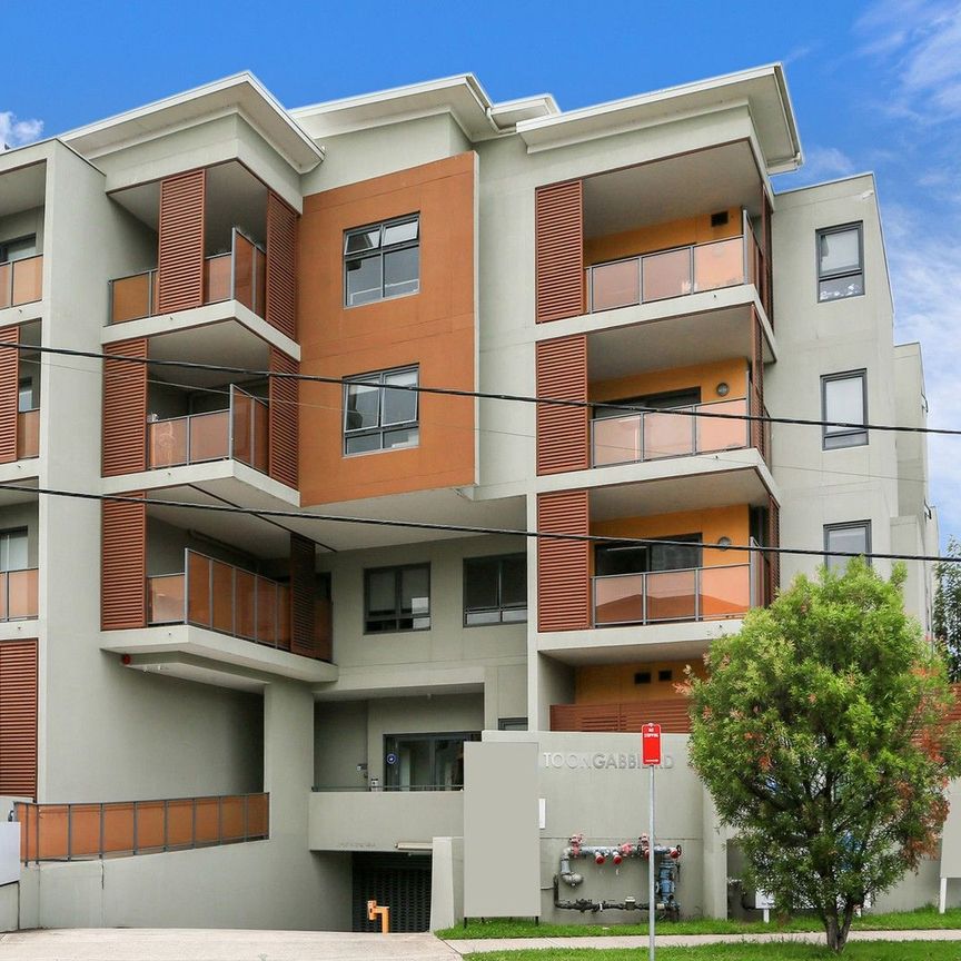 Spacious and Modern Apartment with Timber Floors in a Prime Toongabbie Location - Photo 1