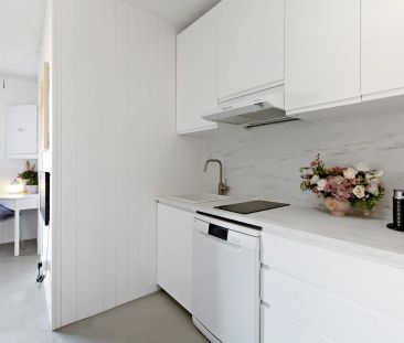 Brand New Renovated Studio Apartment– Furnished with Parking! - Photo 5