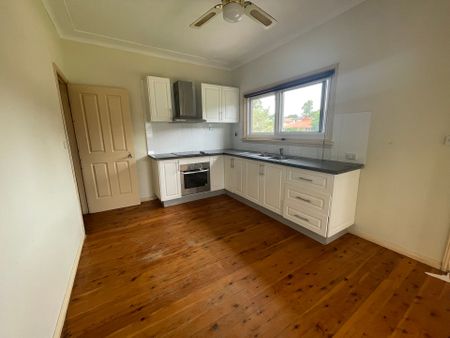 Prime Location! - Photo 2