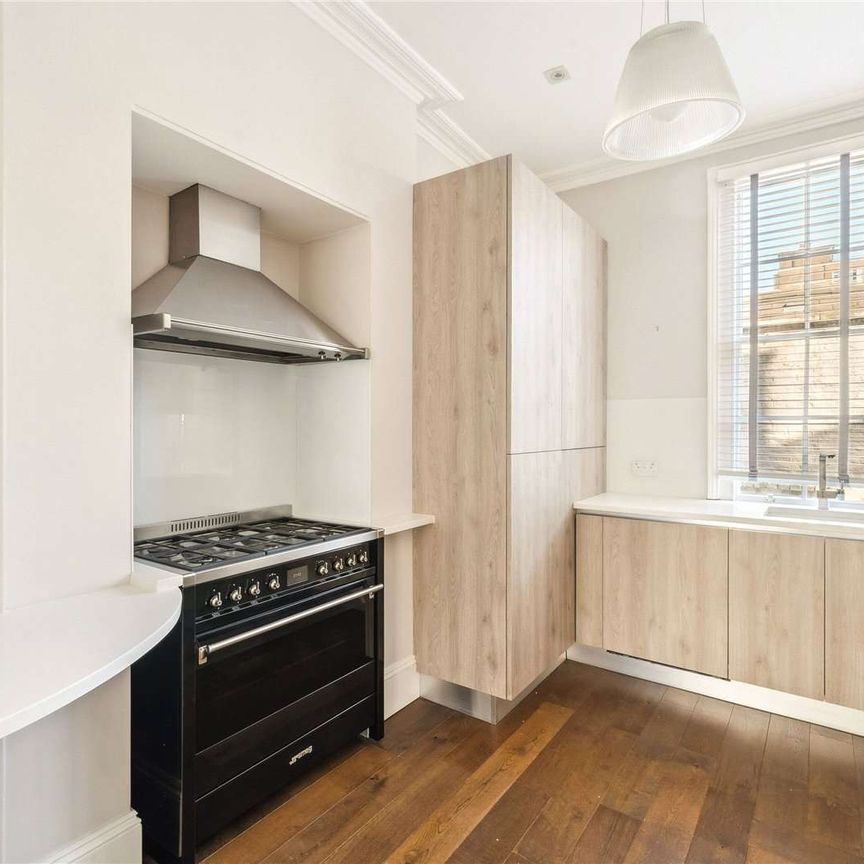 EXCLUSIVELY MANAGED BY SAVILLS. PET FRIENDLY. HMO APPROVED. Discover this bright and spacious three-double-bedroom apartment available to rent on Porchester Place. - Photo 1