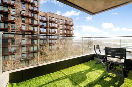 Spacious two bedroom, two bathroom apartment providing luxury living accommodation. - Photo 5