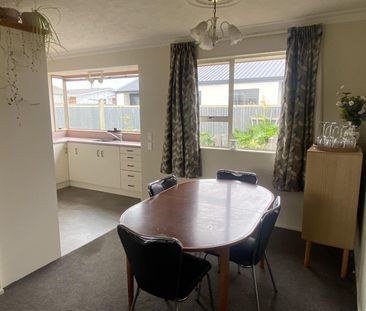 Warm in Windsor - Photo 2