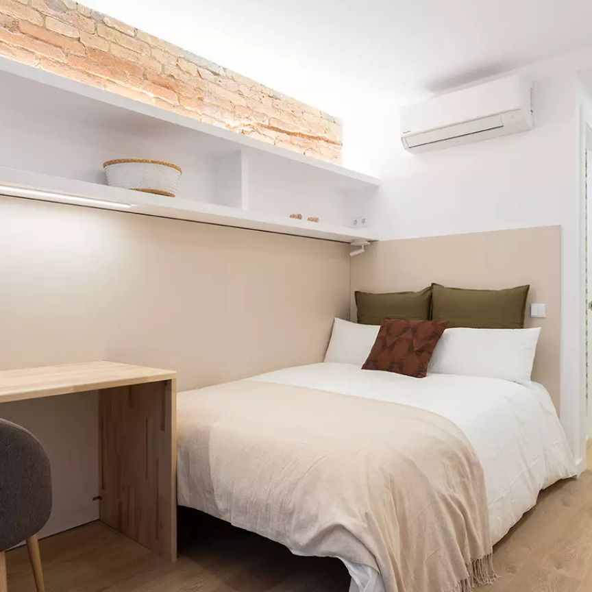 Room in a shared 10-bedroom apartment for rent in Sants, bills included - Foto 1