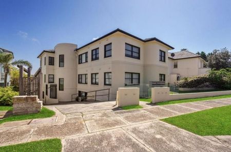 Spacious Harbourside Apartment with Study in Prime Vaucluse Location - Photo 4