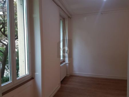 LIGHT-FLOODED WITH HIGH CEILINGS - Photo 3