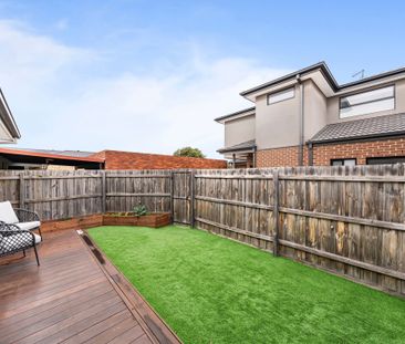 Stunning Spacious Family Home! - Photo 1