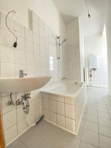 ***ERSTBEZUG NACH SANIERUNG – FAMILIEN AUFGEPASST*** Sehr helle 3-Zimmer-Wohnung - Photo 5