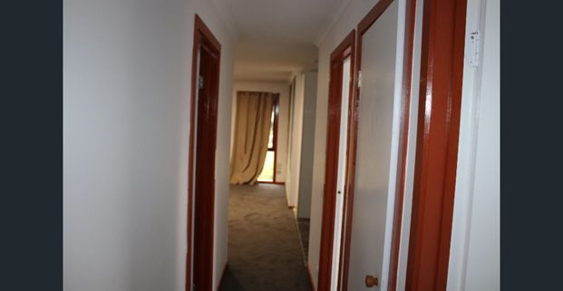 3 Bed room independent house available for rent near to station - Photo 1