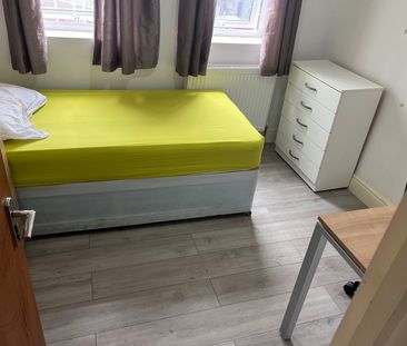 Room in a Shared House, Gaysham Avenue, IG2 - Photo 1