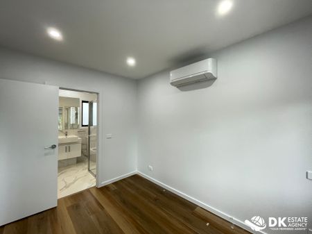 Stunning Townhouse in Albion - Photo 3