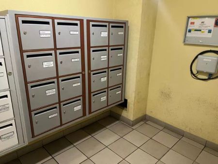 STUDIO MEUBLÉ AVEC TERRASSE - PRADETTES - Photo 2