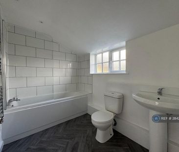 2 bedroom end of terrace house to rent - Photo 4