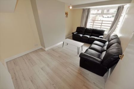 4 bedroom House in Monkbridge Street, Leeds - Photo 5