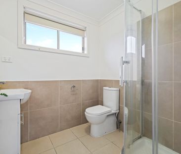 Comfortable Townhouse with convinent access to everything - Photo 5