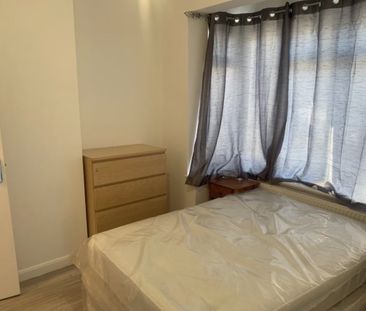 Room in a Shared House, Fernlea Road, CR4 - Photo 2