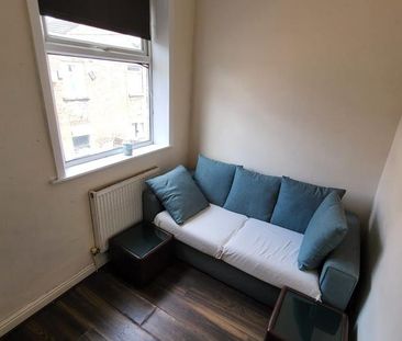 4 bedroom semi-detached house to rent - Photo 2