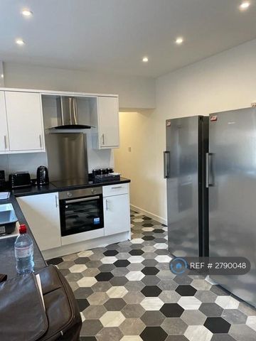 1 bedroom in a house share to rent - Photo 3