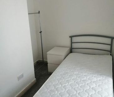 3 bedroom flat to rent - Photo 2