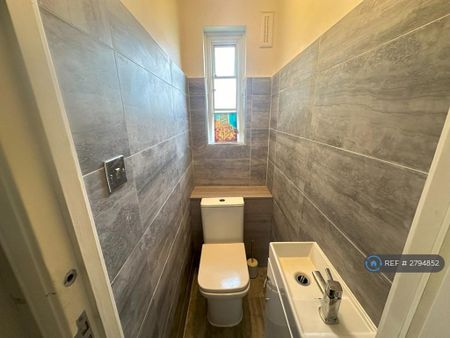 1 bedroom in a flat share to rent - Photo 2