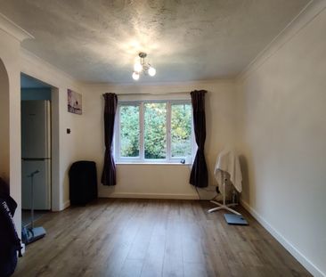 2 bedroom Flat - Tudor Close, Hatfield - Photo 2