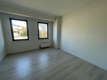 Ruim en lichtrijk 2-slaapkamerappartement met terras in Mortsel! - Photo 2