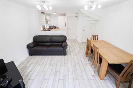 1 bedroom in a house share to rent - Photo 5