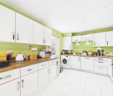 3 bedroom House in Jaguar Lane, Bracknell - Photo 6