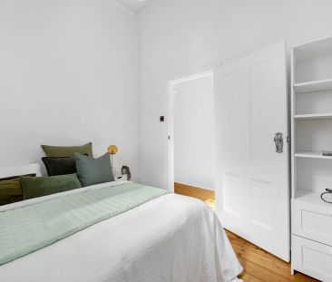 SPACIOUS AND TASTEFULLY UPDATED FAMILY HOME - Photo 5